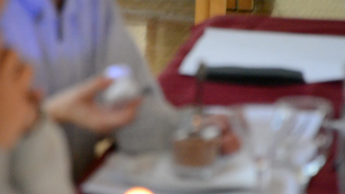 Dessert im Glas wird bei Kerzenschein serviert