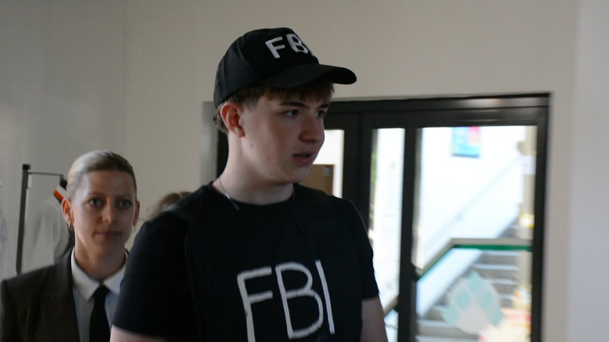 Ein Kellner mit FBI-Cap im Service
