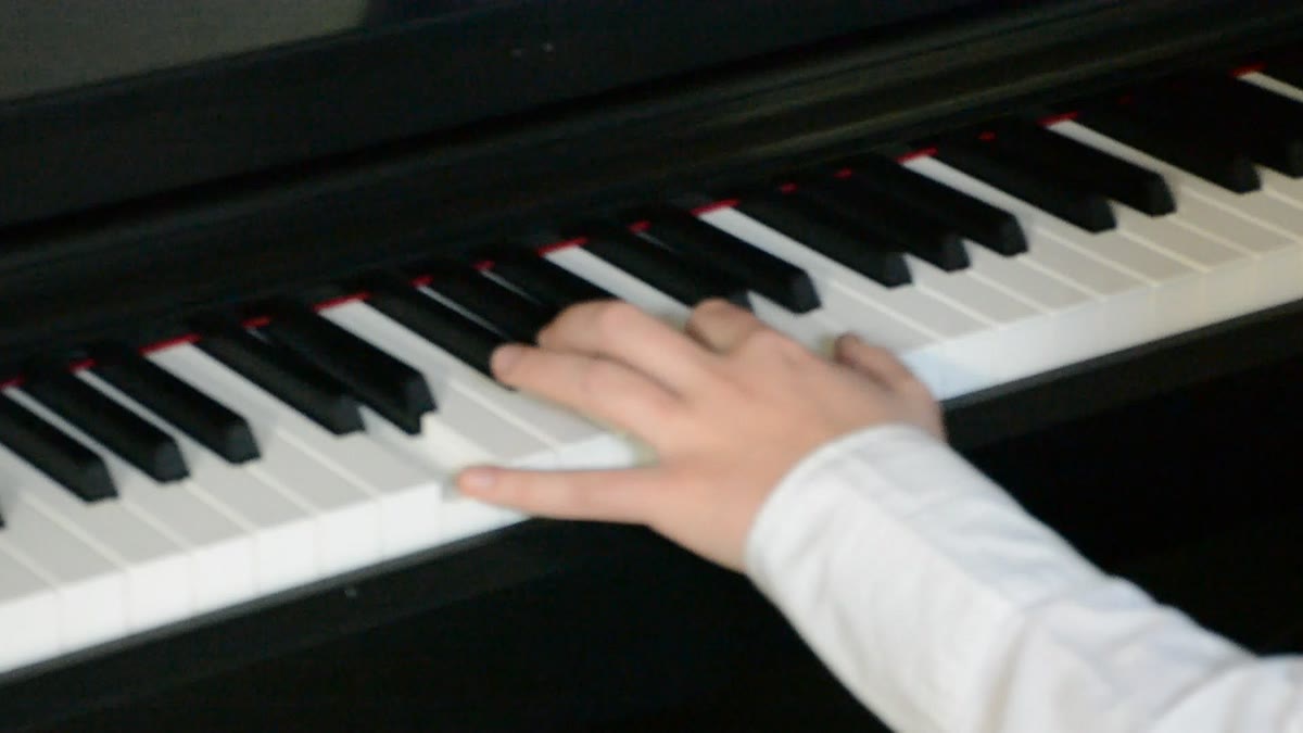 Hände spielen live am Klavier