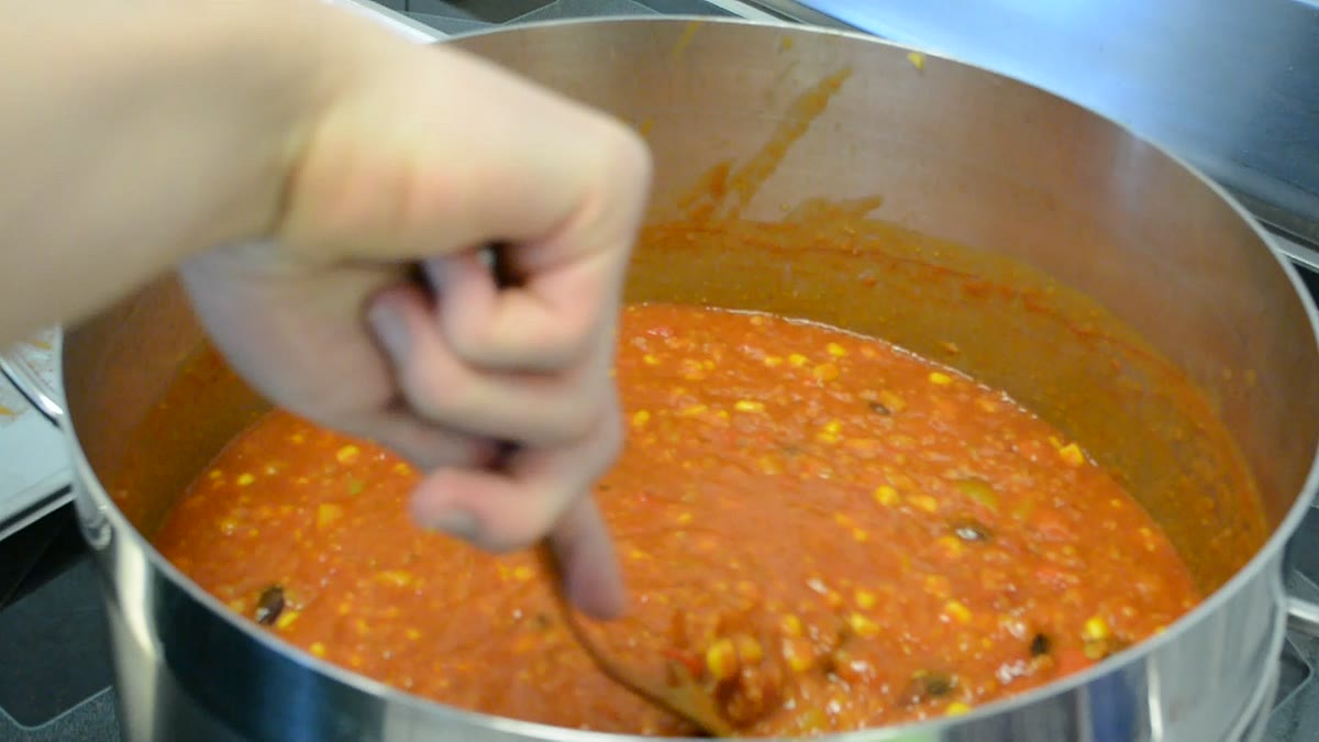 Ein großer Topf mit roter Tomatensuppe
