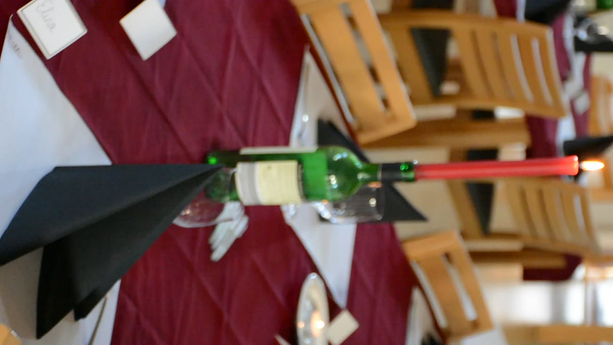 Gedeckter Tisch mit Kerze in der Weinflasche