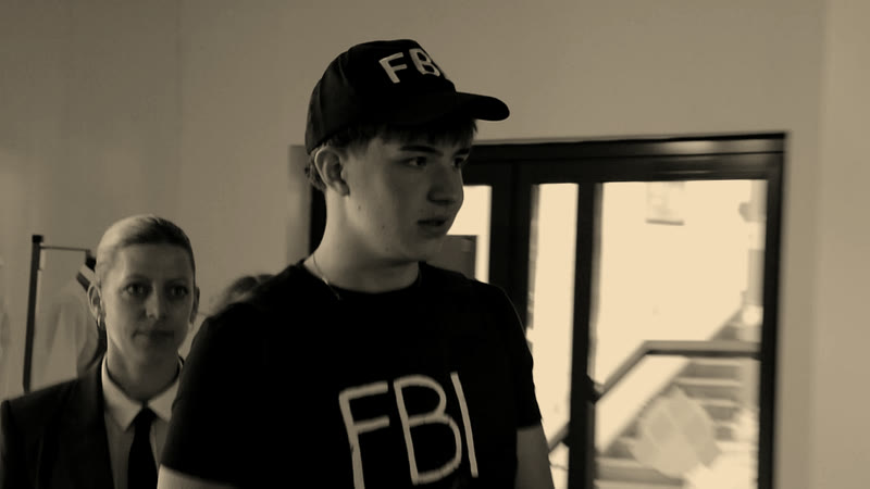 Ein Kellner mit FBI-Cap