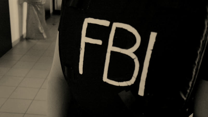Eine selbstgemachte Weste mit der Aufschrift FBI