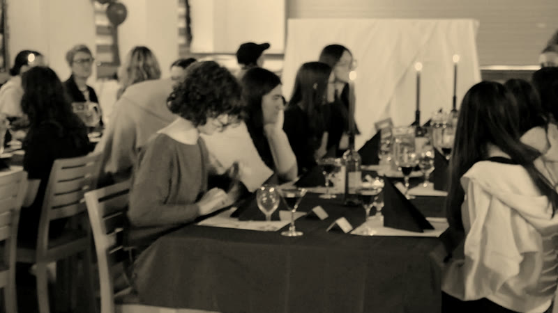 Der volle Saal beim Dinner
