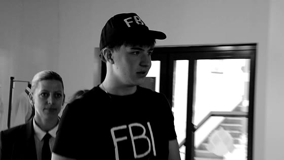 Ein Kellner mit FBI-Cap