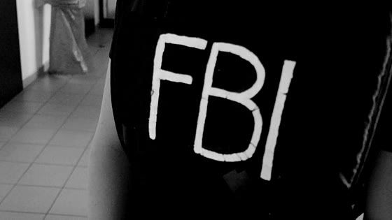 Eine selbstgemachte Weste mit der Aufschrift FBI