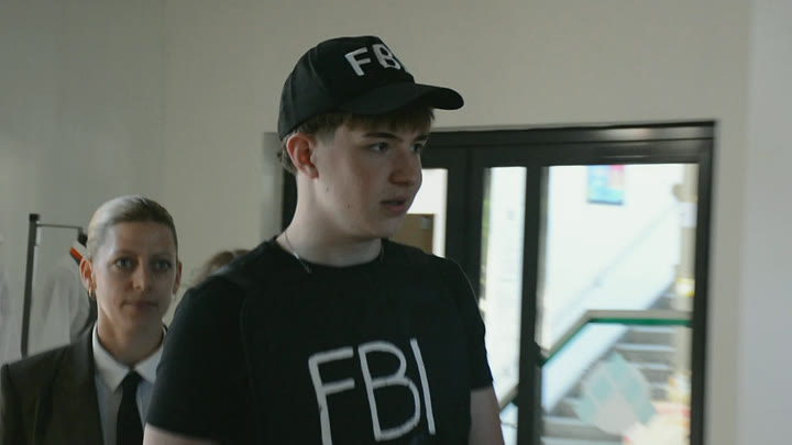 Kellner mit FBI-Cap