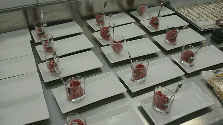Rote Mousse im Glas
