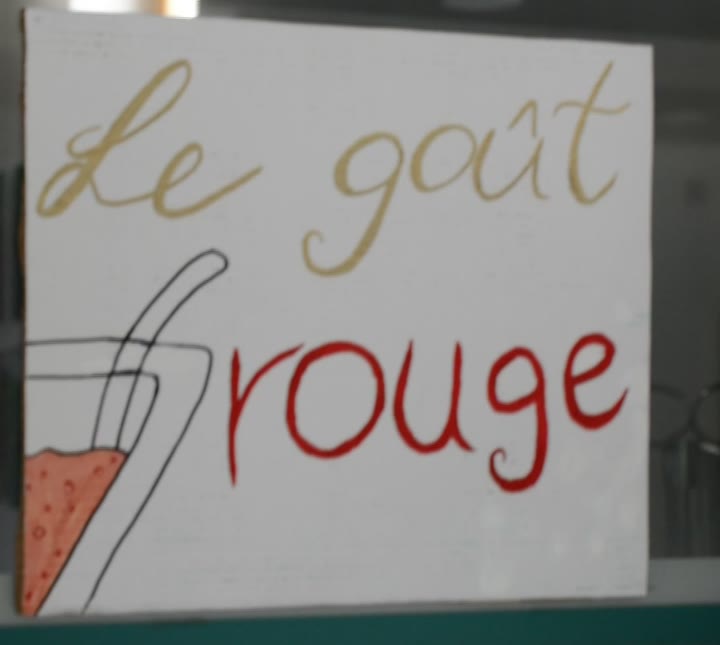 Das handgemalte Schild „le goût rouge“