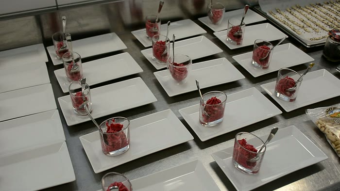 Rote Mousse im Glas